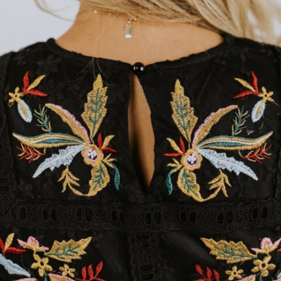 ChicsOne Naomi Embroidered Short Sleeve Midi Dress - NWT! - Picture 4 of 5